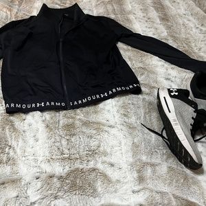Xs Under Armour workout crop zip up and 6 1/2 shoes